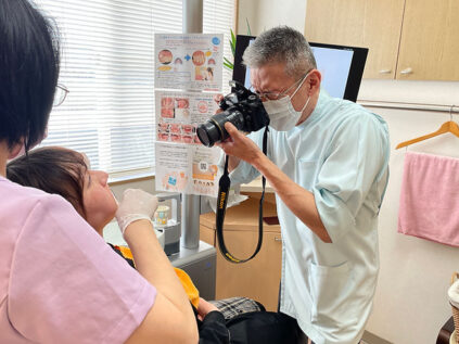 歯科技工士による色合わせ