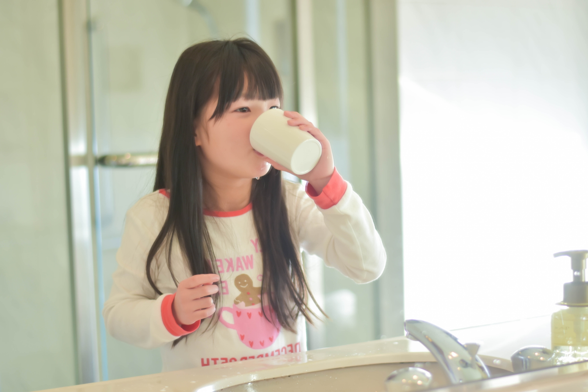 歯磨きをする女の子