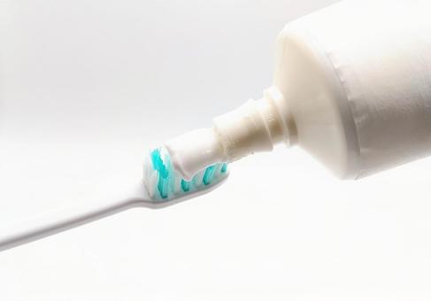 歯磨き粉を歯ブラシに付ける