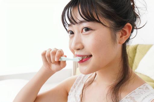 歯磨きをする女性